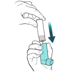 Mano sosteniendo el inhalador en posición vertical, con la otra mano empujando hacia abajo el bote, deslizándolo de nuevo dentro del inhalador.