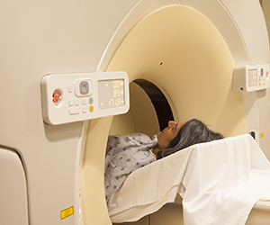 Mujer a la cual le están realizando una tomografía computarizada.